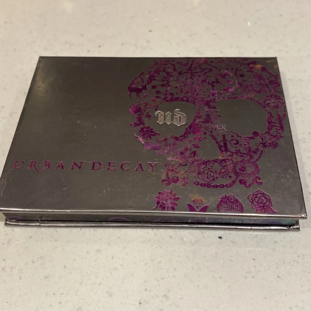Urban Decay Eyeshadow Palette - Bold and Shimmering Hues bonus black liner - Picture 6 of 6